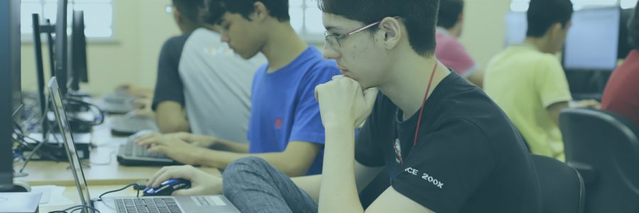 Estudantes em um laboratório de informática.
